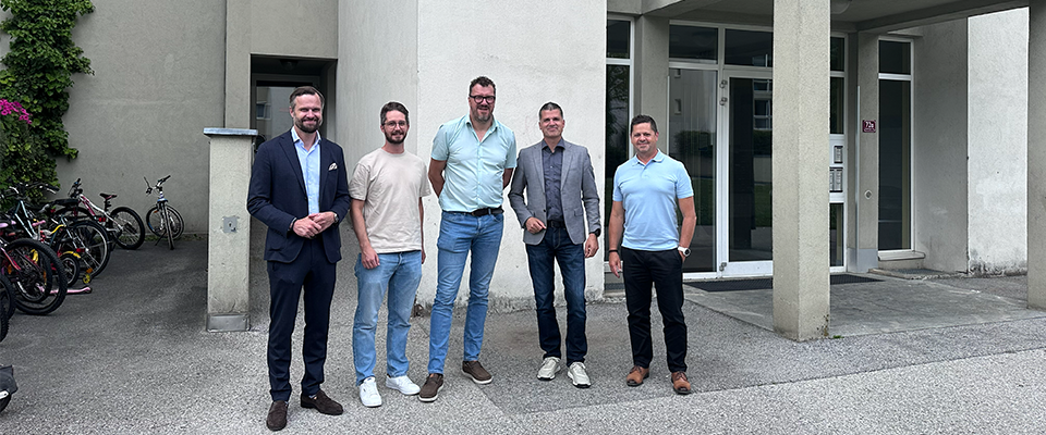 Vertreter von GUTMANN, TIGEWOSI und der Energieagentur Tirol bei der Besichtigung der Baustelle