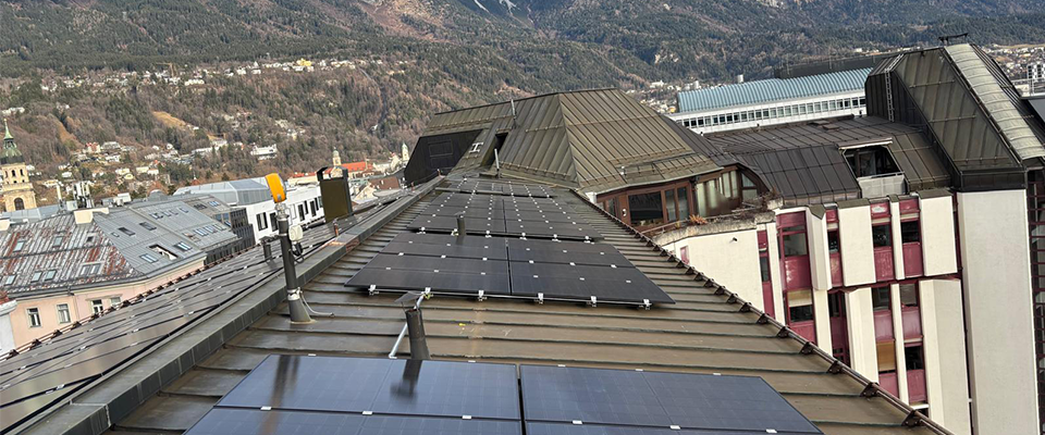 PV-Anlage auf Dach in der Meinhardstraße in Innsbruck