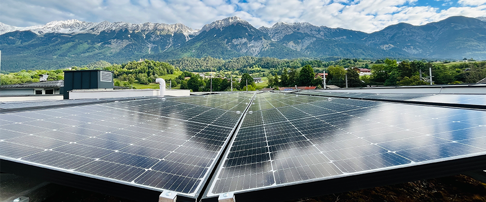 PV-Anlage mit Bergen im Hintergrund