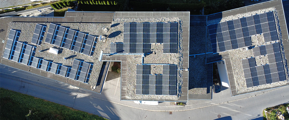 PV-Anlage auf Dächern aus der Vogelperspektive
