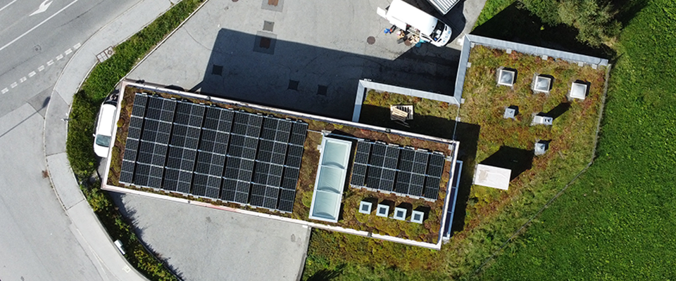 Vogelperspektive auf eine Photovoltaik-Anlage auf einer Tankstelle