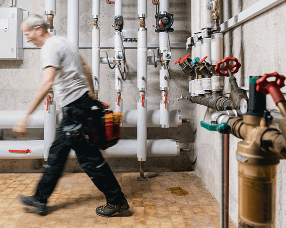Installateur geht in Heizraum