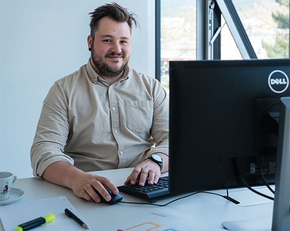 Mitarbeiter vor Computer