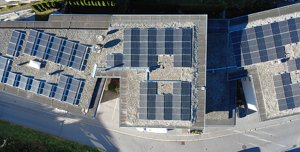 PV-Anlage auf Dächern aus der Vogelperspektive