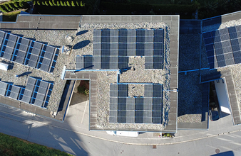 PV-Anlage auf Dächern aus der Vogelperspektive