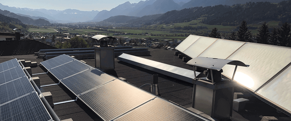 Photovoltaik Anlage auf Privathaus-Dach mit Inntal im Hintergrund
