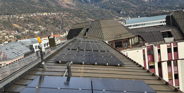 PV-Anlage auf Dach in der Meinhardstraße in Innsbruck