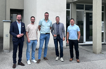 Vertreter von GUTMANN, TIGEWOSI und der Energieagentur Tirol bei der Besichtigung der Baustelle