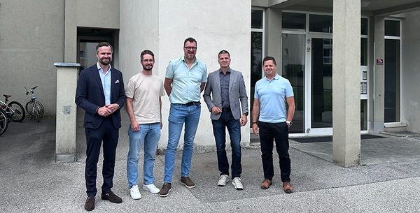 Vertreter von GUTMANN, TIGEWOSI und der Energieagentur Tirol bei der Besichtigung der Baustelle