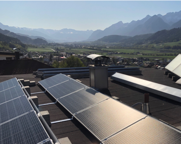 Photovoltaik-Anlage mit Bergen im Hintergrund
