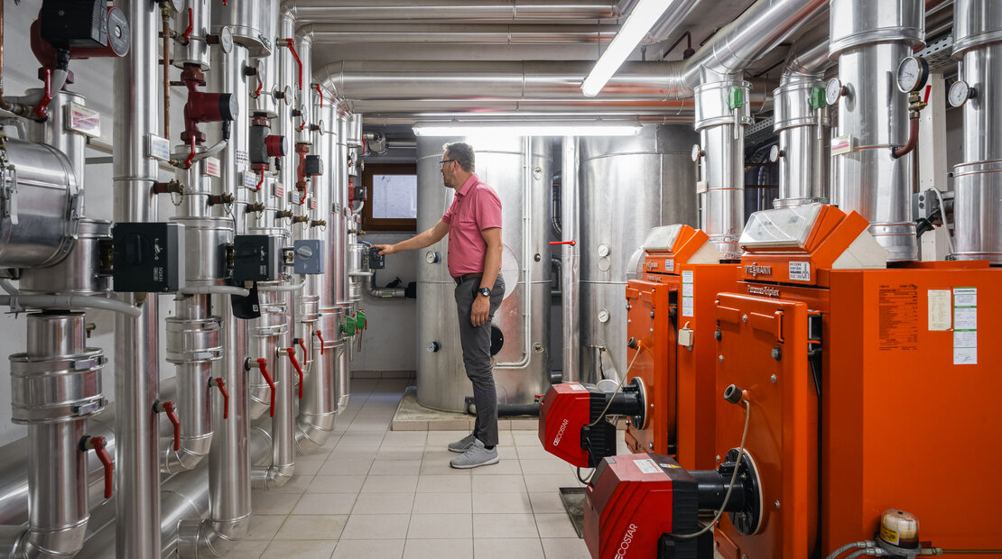 Heizraum mit Ölheizung und Verrohrung