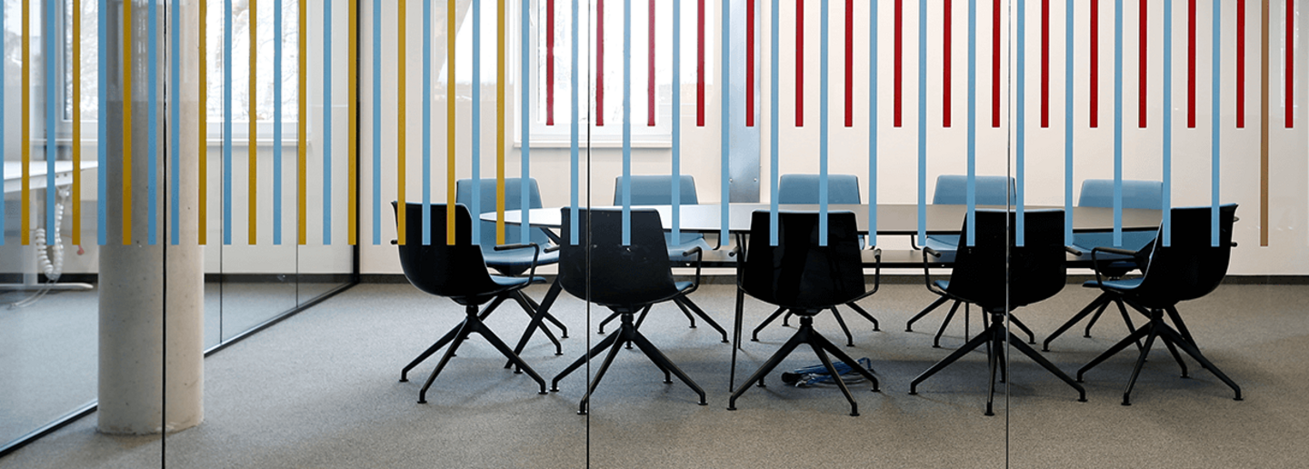 Stühle im Besprechungsraum