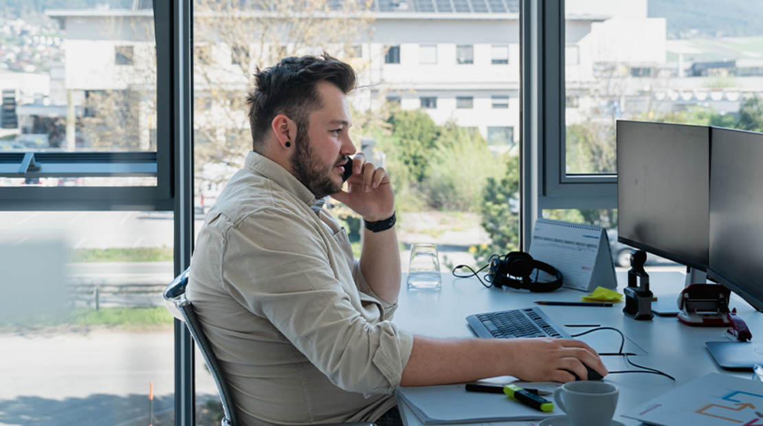 Mitarbeiter arbeitend am Schreibtisch
