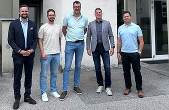 Vertreter von GUTMANN, TIGEWOSI und der Energieagentur Tirol bei der Besichtigung der Baustelle