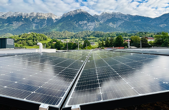PV-Anlage mit Bergen im Hintergrund