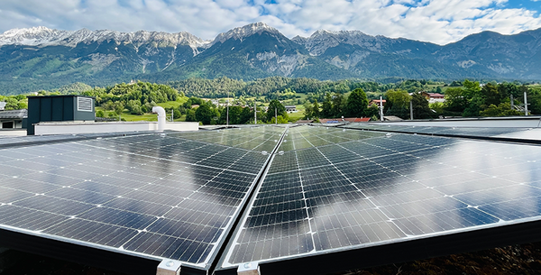 PV-Anlage mit Bergen im Hintergrund