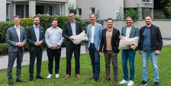 Vertreter der GUTMANN GmbH, GUTMANN Energiesysteme und TIGEWOSI vor der Wohnanlage