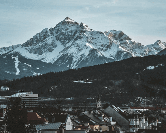 Winteraufnahme Innsbruck mit Berg im Hintergrund