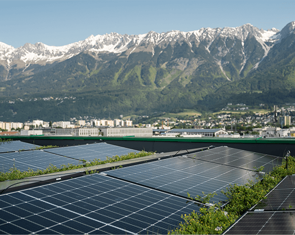 Photovoltaik-Anlage mit Bergen im Hintergrund
