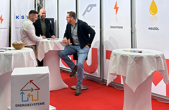 Mitarbeiter bei einem Kundengespräch am Messestand