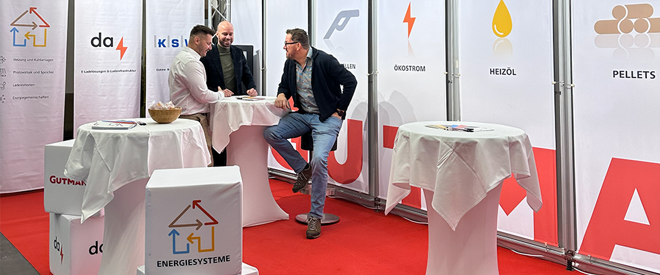 Mitarbeiter bei einem Kundengespräch am Messestand